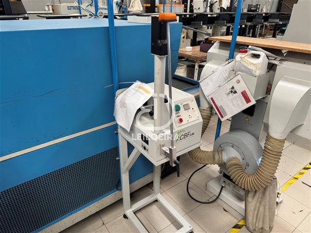 Fotografia de equipamento: Máquina de remover saltos - Lote 39