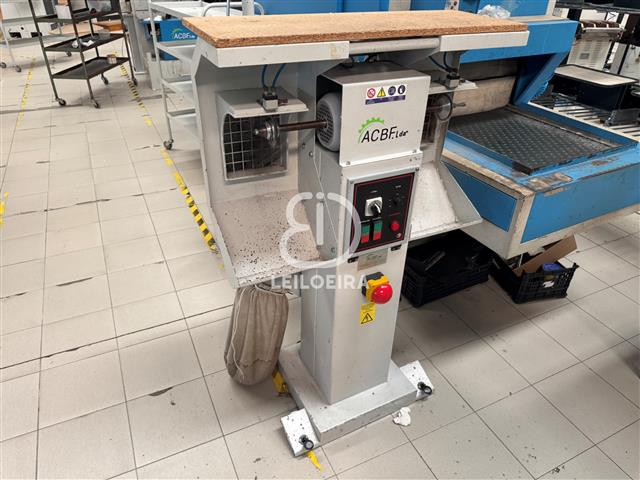 Fotografia de equipamento: Máquina de limpar cola - Lote 40