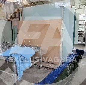 LOTE DE CHAPAS E PLACAS DE VIDRO C/ CAVALETES METÁLICOS