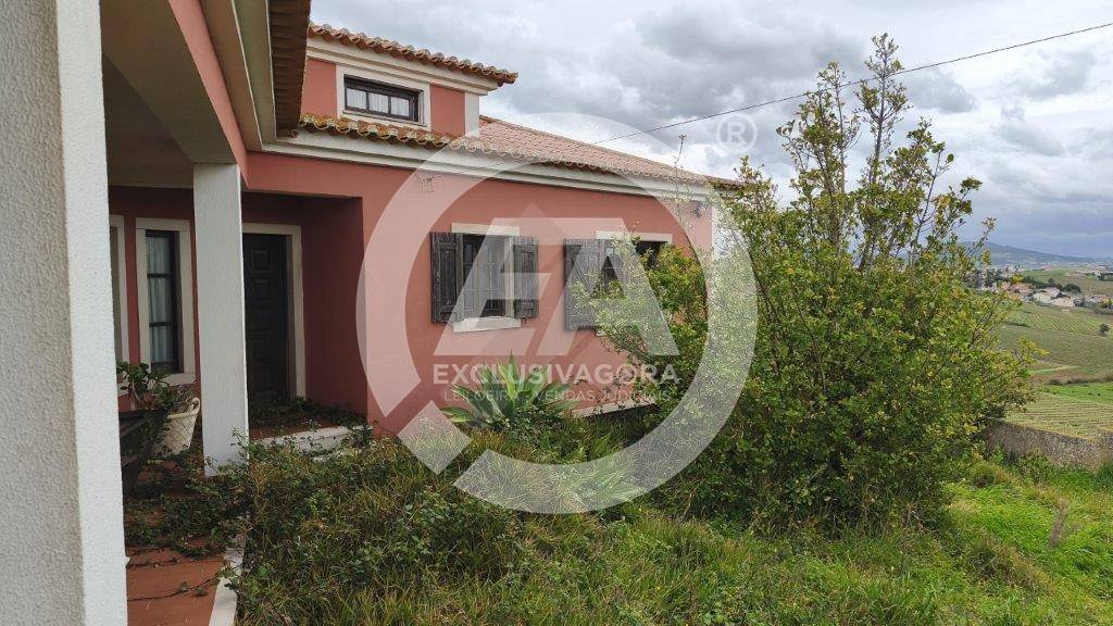 Moradia V5 c/ águas furtadas, garagem, piscina e logradouro