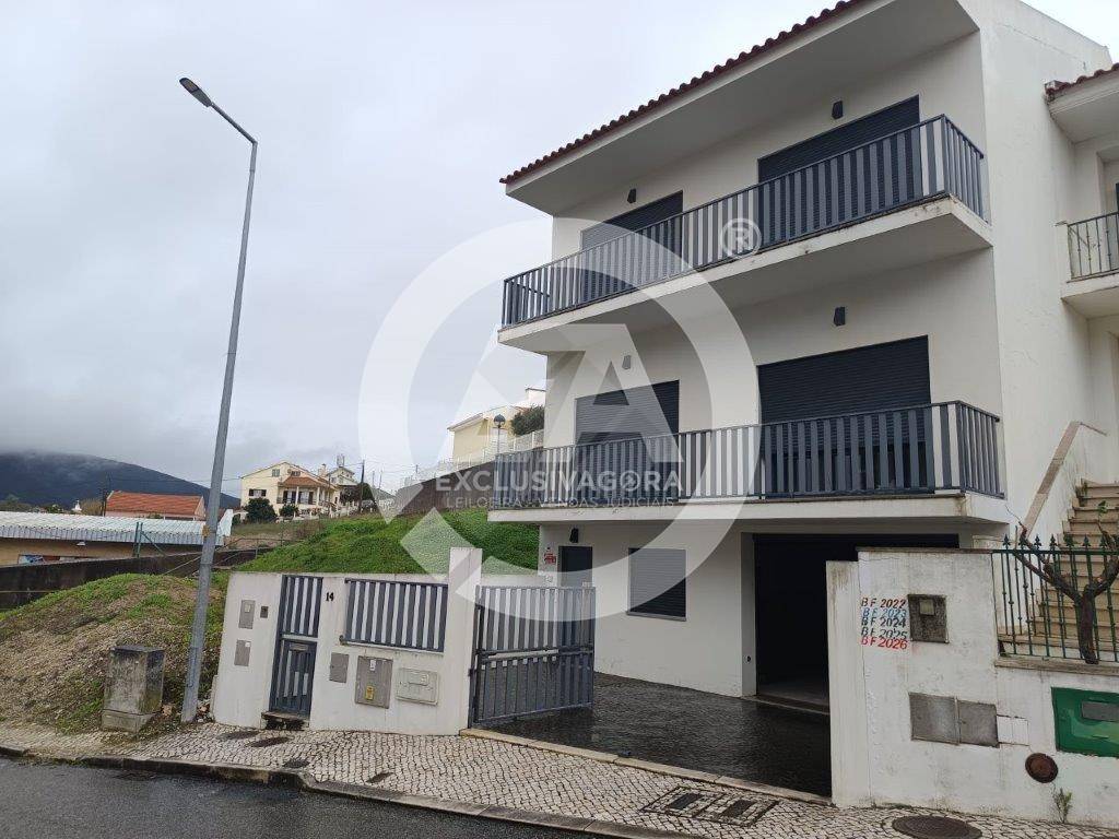 Moradia V3 de 3 pisos c/ Garagem e Anexo