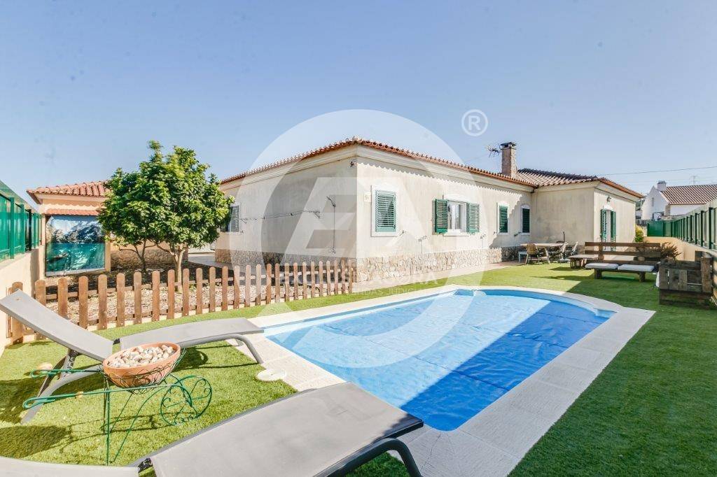 Fotografia de imóvel: Moradia V4 c/ Garagem, Piscina e Logradouro