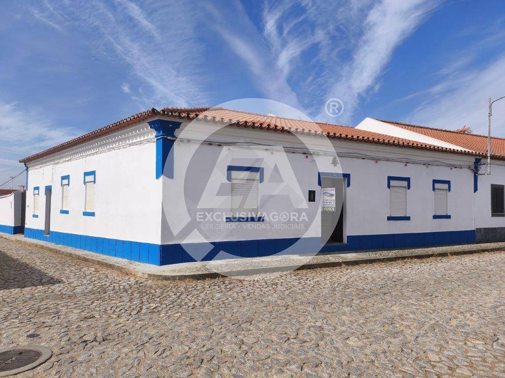 Edifício térreo composto por 2 Moradias contíguas com anexo e logradouro