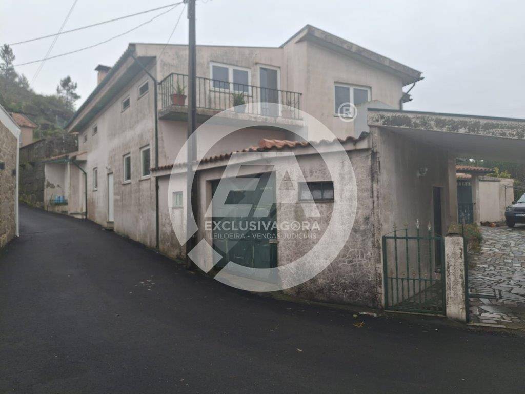 Metade indivisa (1/2) sobre 2 Casas contíguas com alpendres, garagem e anexo