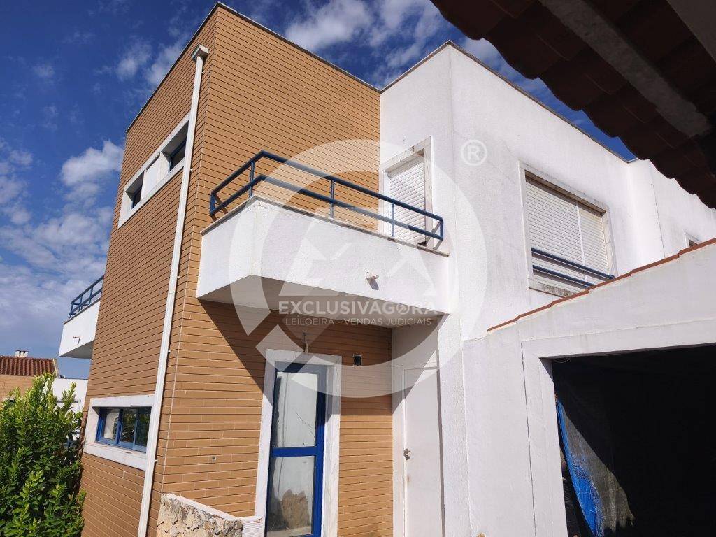 1/2 (indiviso) do Direito de Superfície de Moradia V3 com 3 pisos, churrasqueira e logradouro