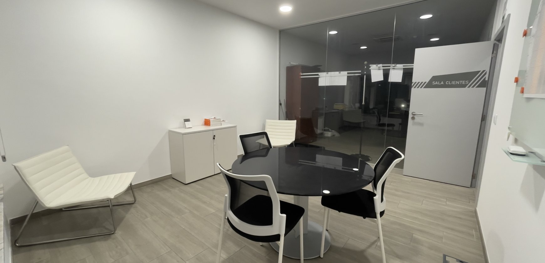 MOBILIÁRIO DE ESCRITÓRIO E QUADRO MAGNÉTICO