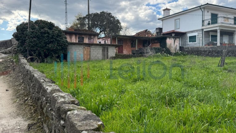 Fotografia de caderneta: PRÉDIO EM PROPRIEDADE TOTAL SEM ANDARES NEM DIVISÕES SUSCETÍVEIS DE UTILIZAÇÃO INDEPENDENTE | TERRENO RÚSTICO COM 1400 m