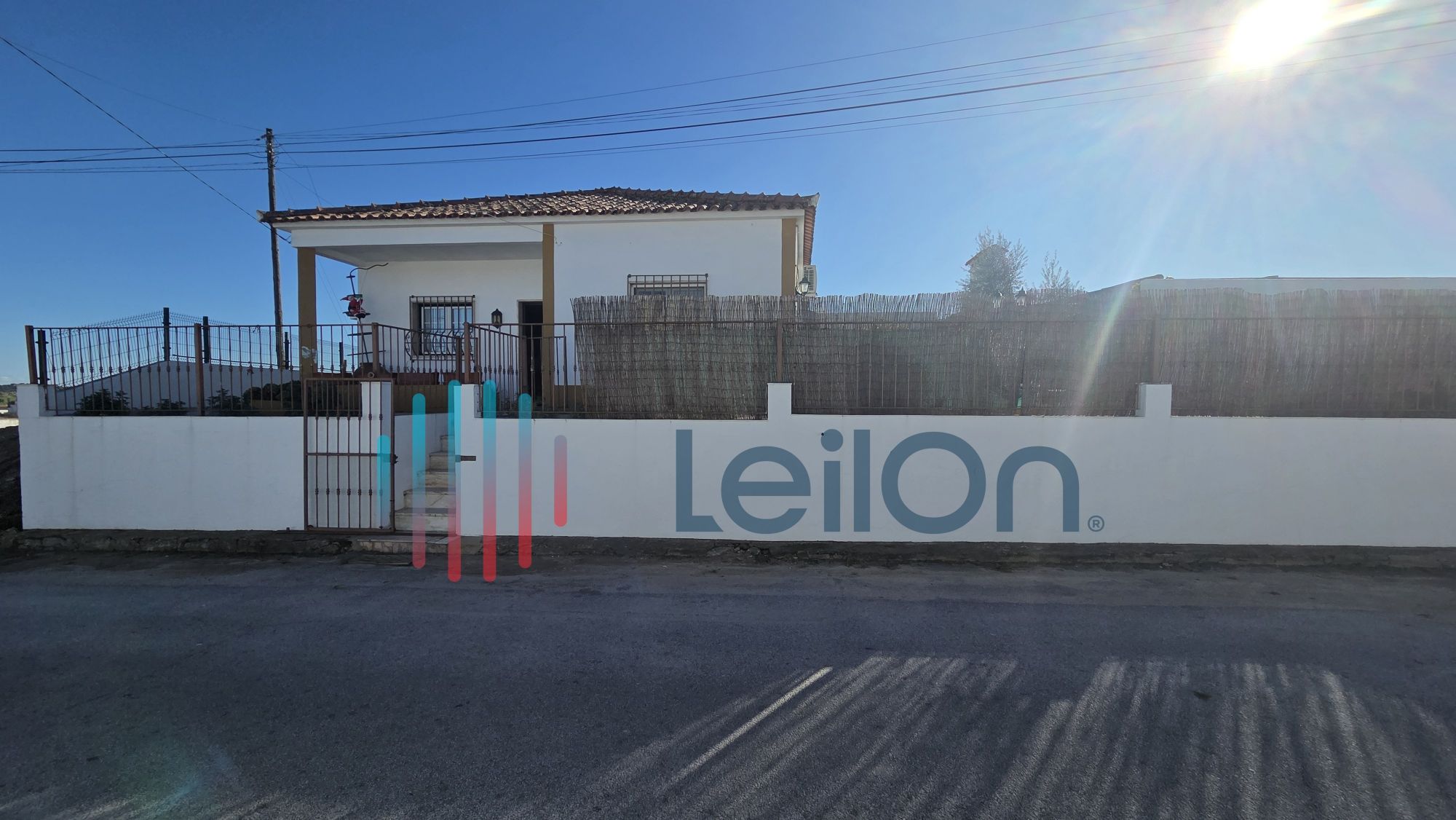 PRÉDIO URBANO, COMPOSTO POR CASA DE RÉS DE CHÃO PARA HABITAÇÃO, ANEXO, ARRECADAÇÃO E GARAGEM