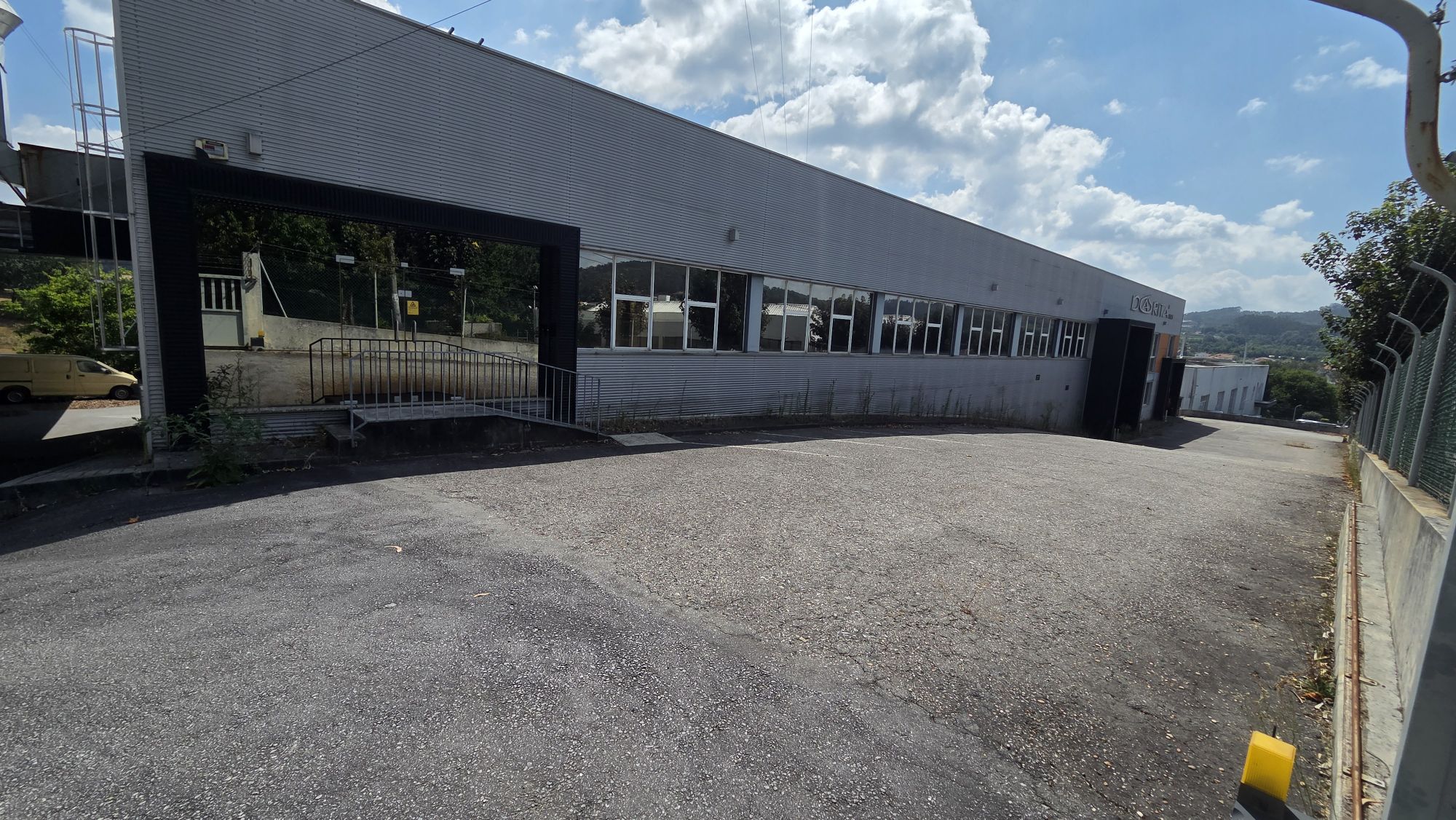 ARMAZÉM PARA ATIVIDADE INDUSTRIAL E LOTE COMPOSTO POR DIVERSOS BENS MÓVEIS PARA INDÚSTRIA E CONFEÇÃO DE CALÇADO