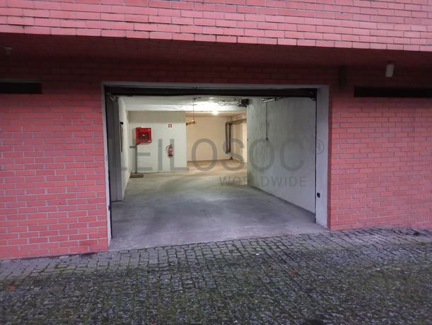 Fotografia de imóvel: Garagem (transformada em arrecadação) · Guimarães