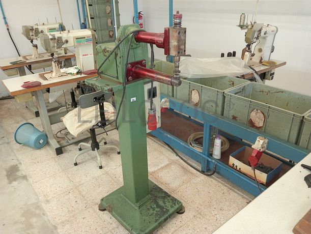 Fotografia de equipamento: Máquinas de Costura · Coluna Alta · Rebites
