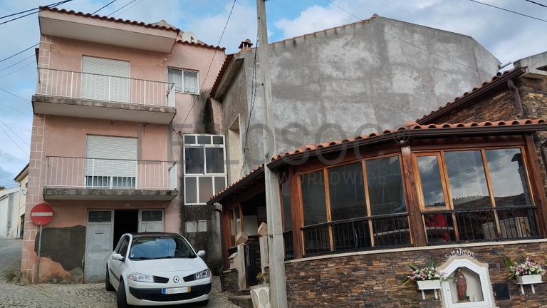 Fotografia de imóvel: Moradias V3 · São João da Pesqueira