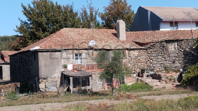 Fotografia de imóvel: Proporção de 1/5 de Moradia + Terreno · Vila Nova de Paiva