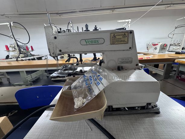 Fotografia de equipamento: Máquina de Pregar Botões