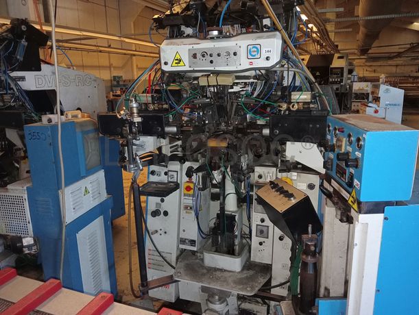Fotografia de equipamento: Máquina de Fechar Calcanheiras 