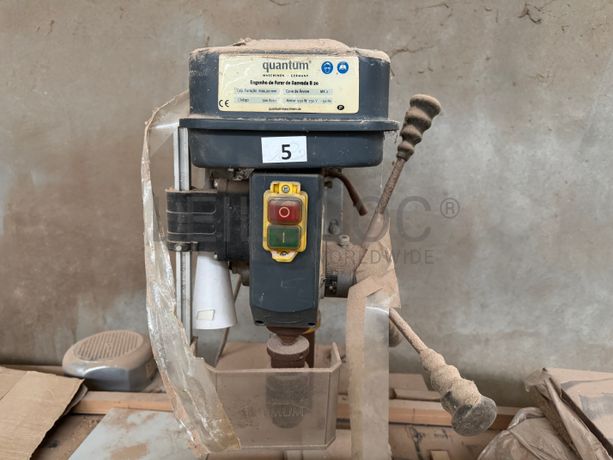 Fotografia de equipamento: Máquina de furar de bancada