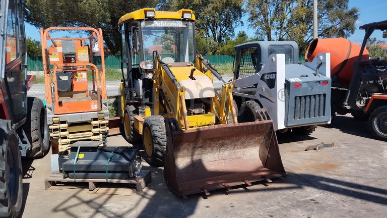 Fotografia de equipamento: Retroescavadora PALLAZANI PB30