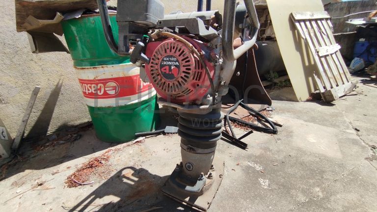 Fotografia de equipamento: Saltitão compactador Honda GX120