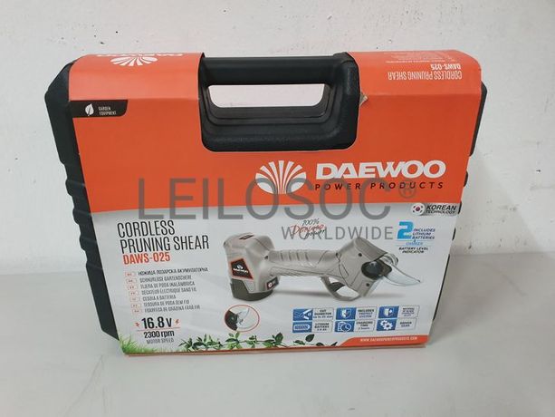 Fotografia de mobiliário: Tesoura de poda a bateria Daewoo 