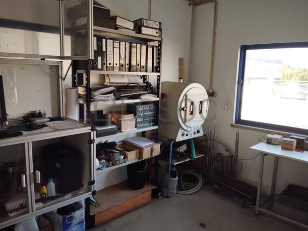 Fotografia de equipamento: Equipamento retificador de laboratório · Mobiliário de Escritório