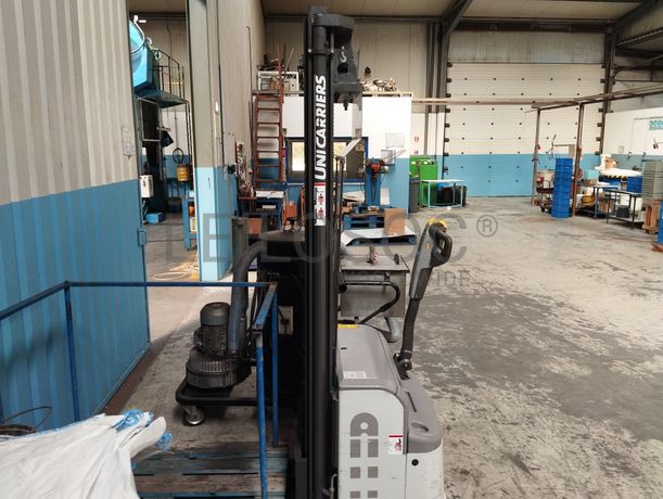Fotografia de equipamento: Stacker elétrico