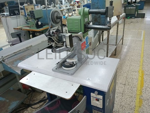 Máquinas de pôr fita e rebater costuras · Sifione