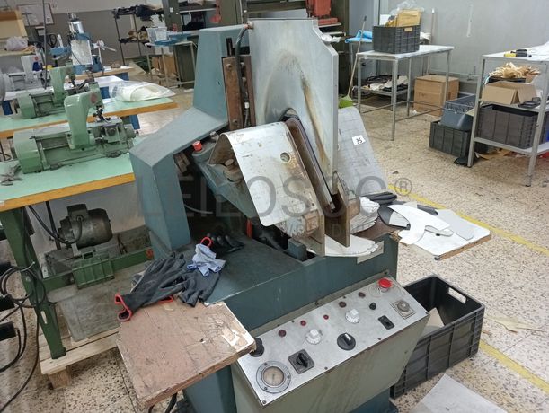 Máquina de vergar gáspeas · Máquina de facear