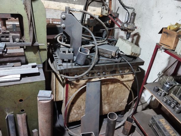 Máquina de rosquear com braço articulado
