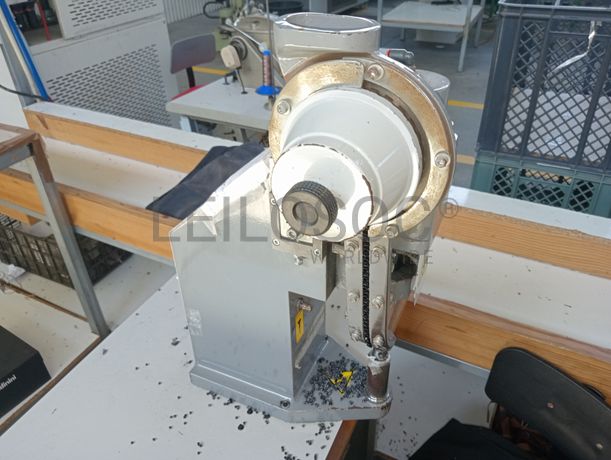 Máquinas de Ilhoses · Máquina de Aparar Forros