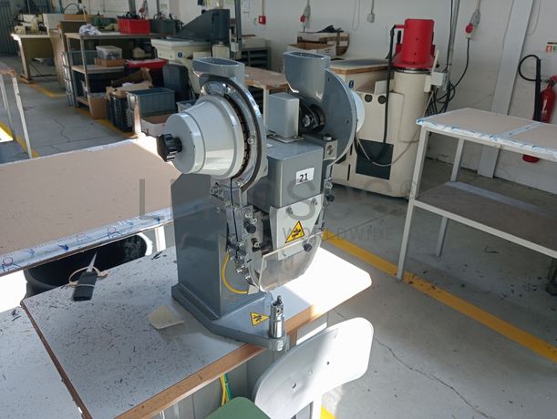 Máquina de Ilhoses · Martelo de Rebater Costuras · Mesas com Pistola de Dar Cola