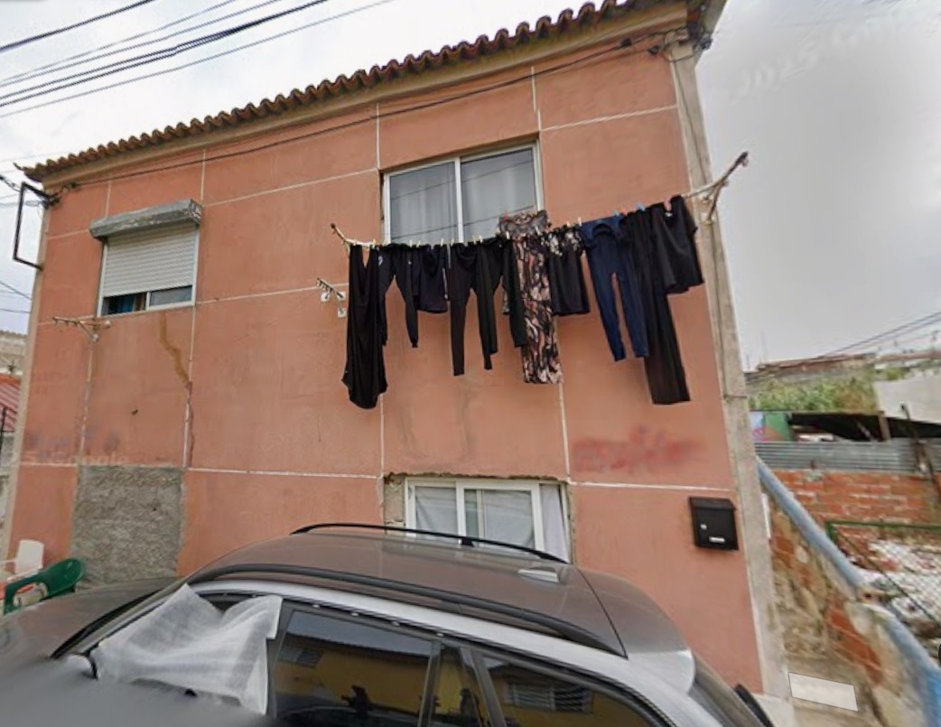 Casa de rés-do-chão, 1º andar e logradouro.