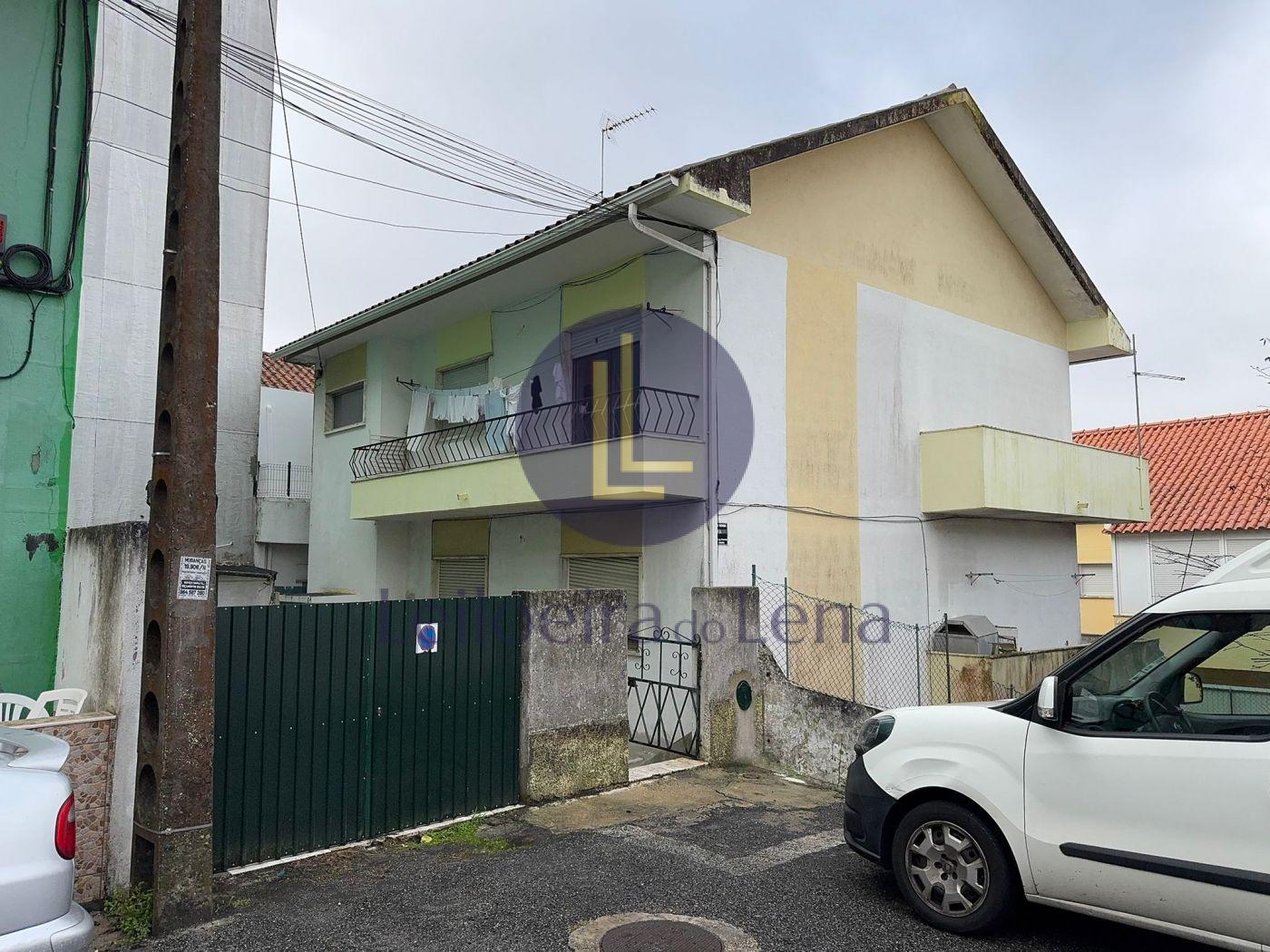 Fotografia de imóvel: 1/3 do Prédio urbano destinado a habitação em Fetais de Baixo (Camarate (Proc 1886/22.3T8VFX)