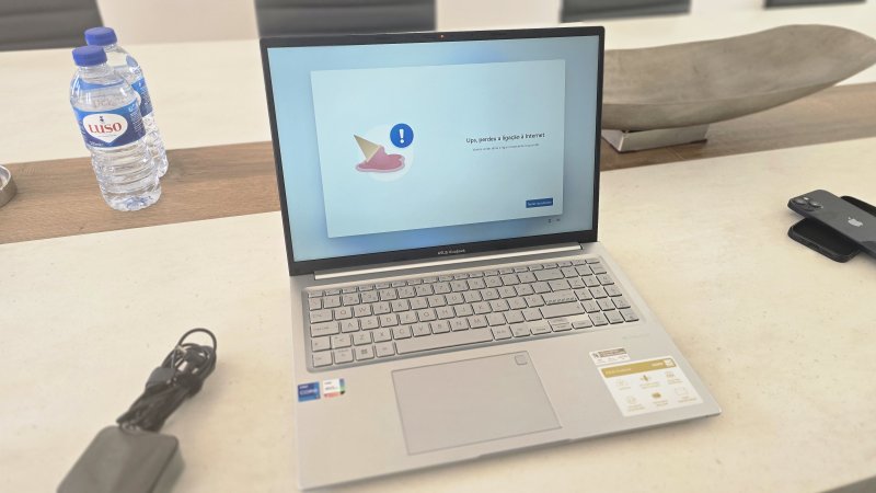 ASUS VivoBook F1605Z | iPhone 13