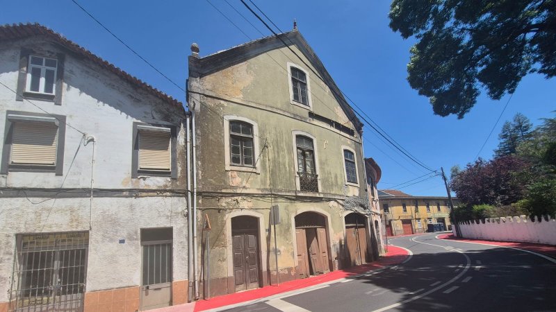 Prédio (2 pisos c/ logradouro) - (c/ área total 155,00m²) – Mogofores / Anadia