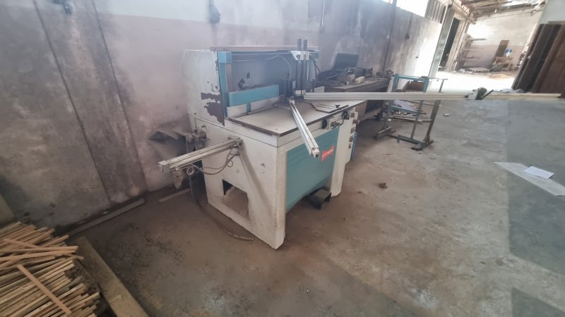 Fotografia de equipamento: Máquina de meia esquadria Hoffman PU2 32/100-SF