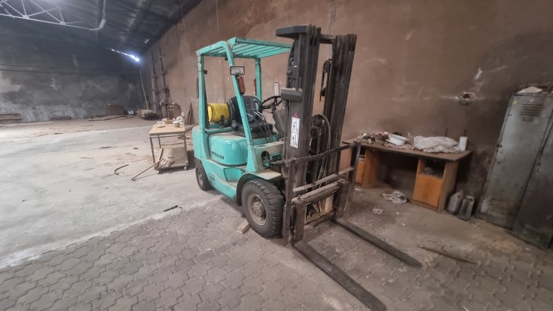 Fotografia de equipamento: Empilhador a gás Mitsubishi FG25K