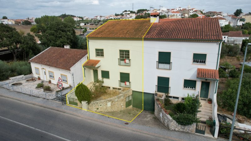 Moradia (T4) c/ 5 pisos, garagem e logradouro - (c/ 520,00m²) - Mação / Santarém
