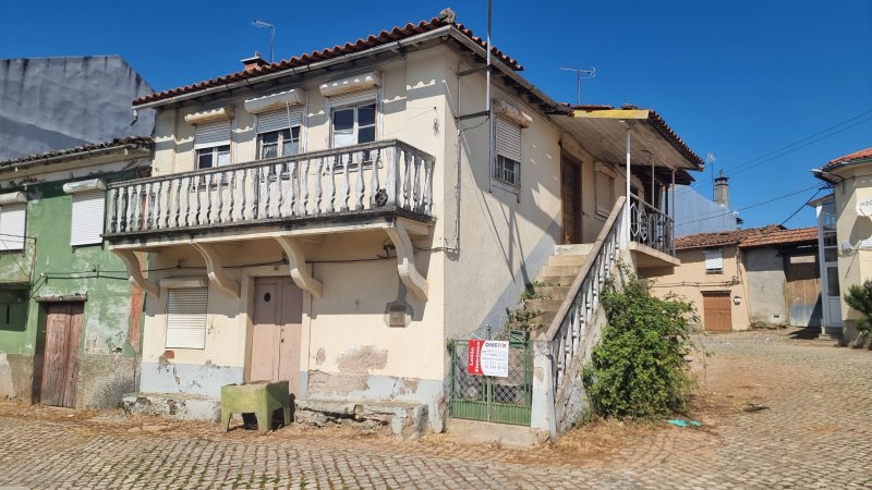Moradia (p/ recuperar) - (c/ 192,00m²) - Izeda / Bragança