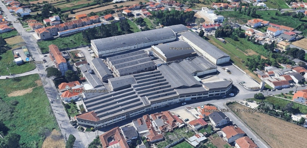 Fotografia de imóvel: Complexo comercial e industrial, composto por 19 unidades económicas independentes (armazéns), 1 edifício comercial e 2 