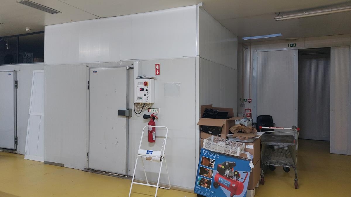 Fotografia de máquina: Lote composto por câmara frigorífica, forno e batedeira industrial