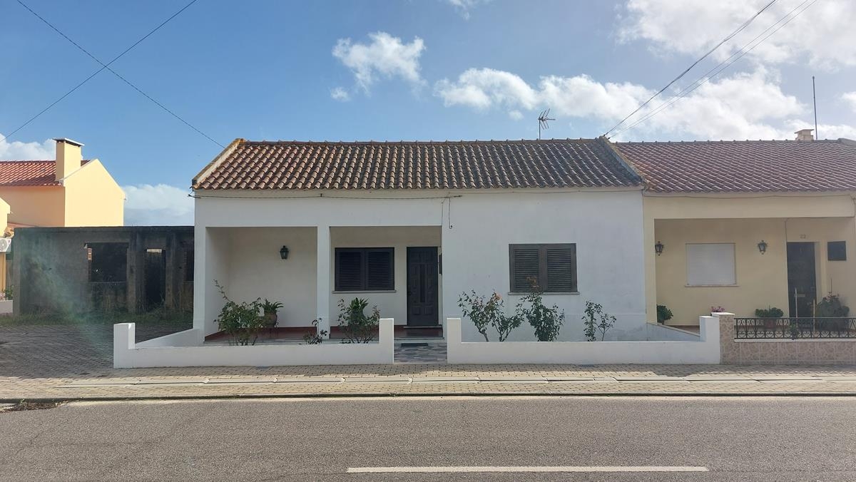Casa de Habitação c/ logradouro em Coruche