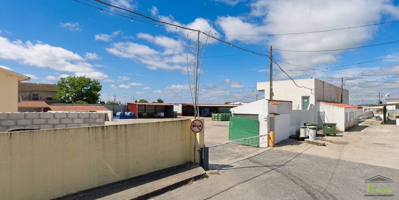 Fotografia de imóvel: Prédio urbano descrito na Conservatória do Registo Predial de Santarém sob o n.º 49 da freguesia de Achete... (Lote 1)