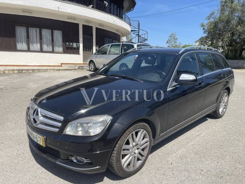 Fotografia de veículo: Uma viatura ligeira de passageiros da marca MERCEDES-BENZ, modelo C 220 CDI, do ano de 2008, cilindrada 2.148...