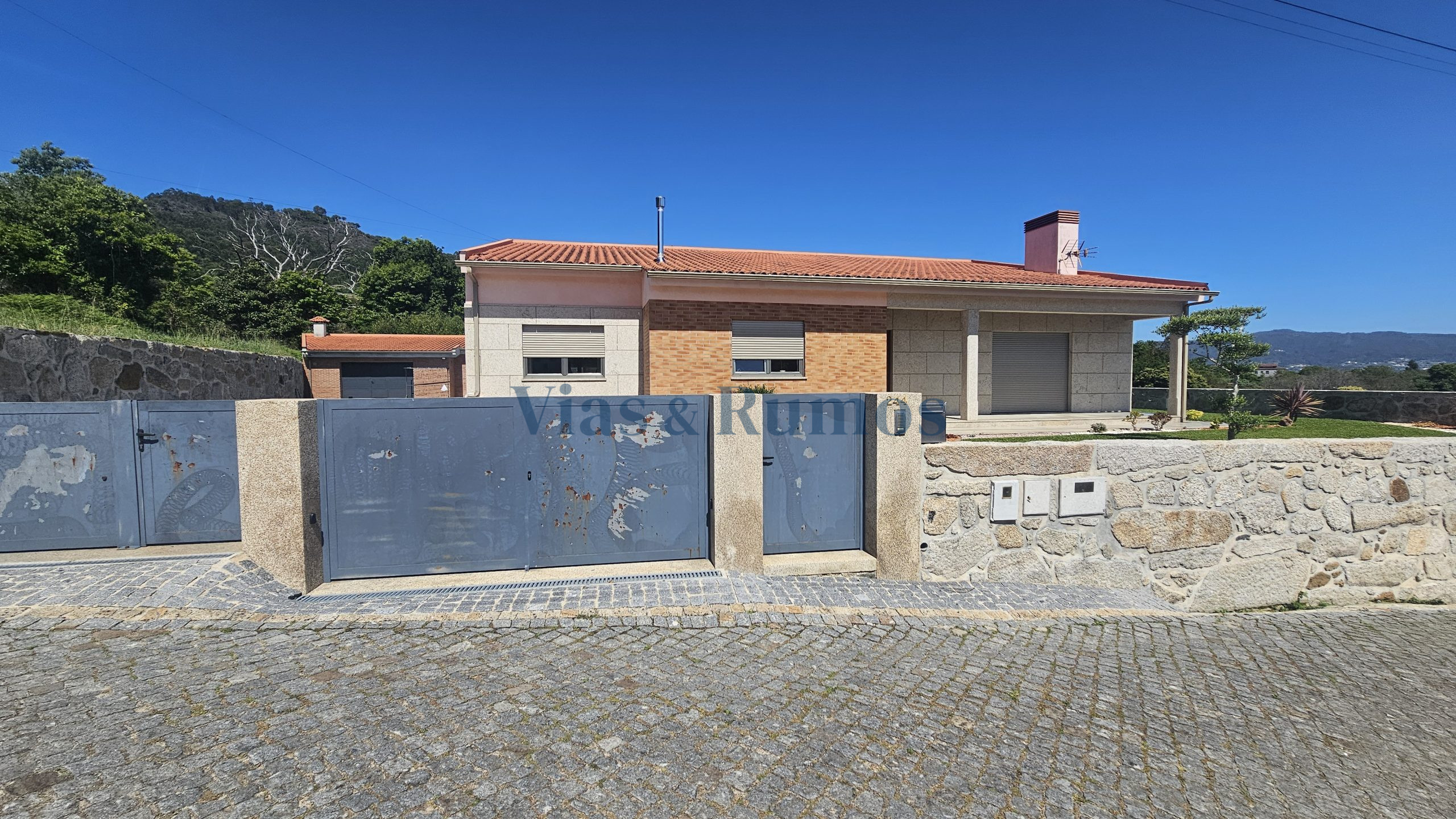 Casa de 2 pisos c/ logradouro