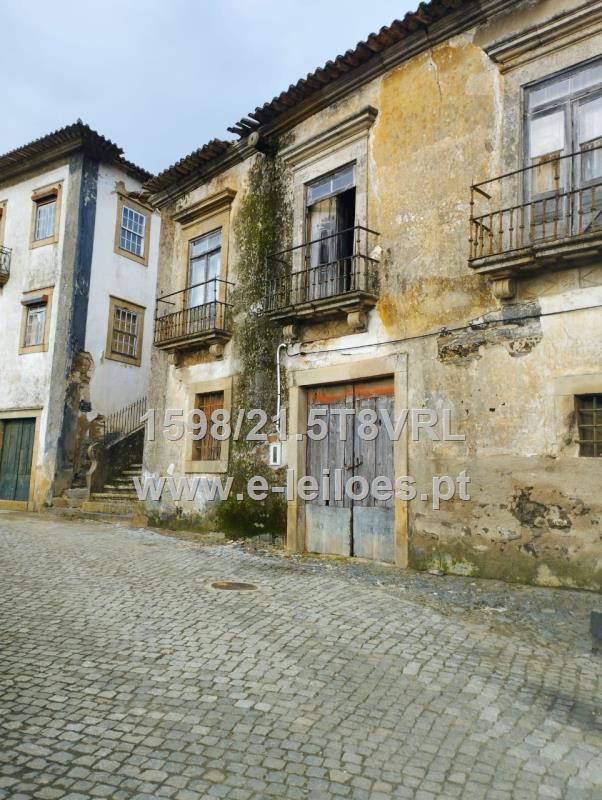 Fotografia de imóvel: Casa de 3 andares e predio de 2 pisos em ruinas