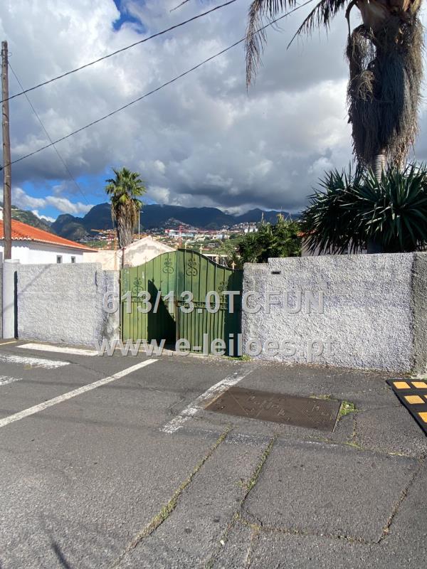 Fotografia de imóvel: Casa, coberta de telha, terraço e logradouro