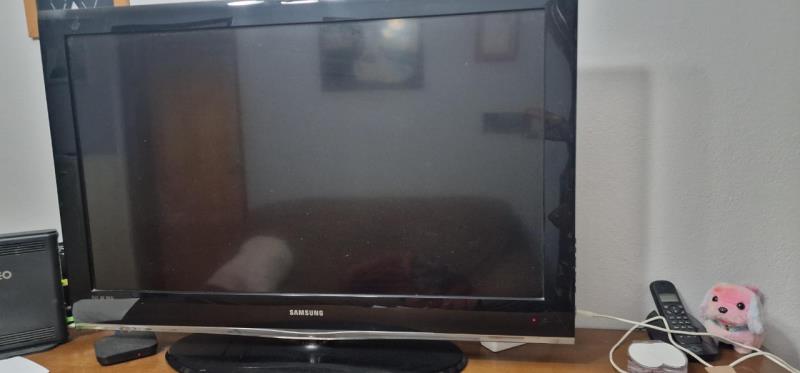 Fotografia de equipamento: Televisão marca SAMSUNG