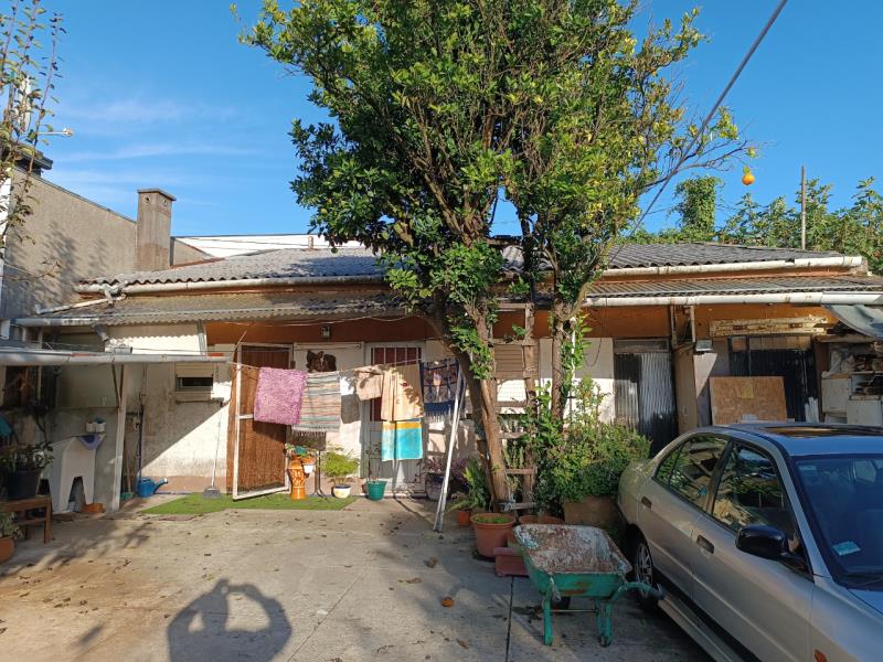 Fotografia de imóvel: Casa de rés-do-chão e garagem com logradouro