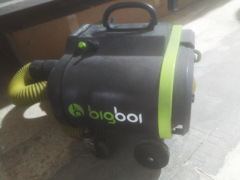 Fotografia de equipamento: Três aspiradores profissionais