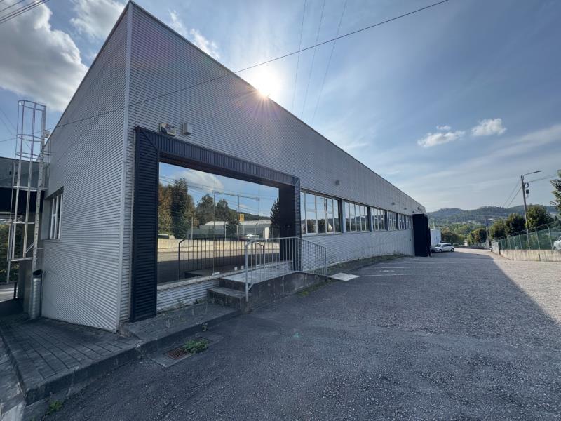 Armazém e equipamento industrial de calçado, sito em São Torcato, Guimarães.